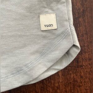 Vuori Woman’s The Rise The Shine Light  Green T-Shirt with Logo Patch  Sz L